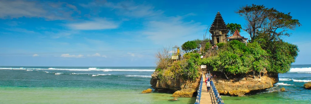 Ini Alasan Pantai Balekambang Malang Selalu Ramai Pengunjung!!