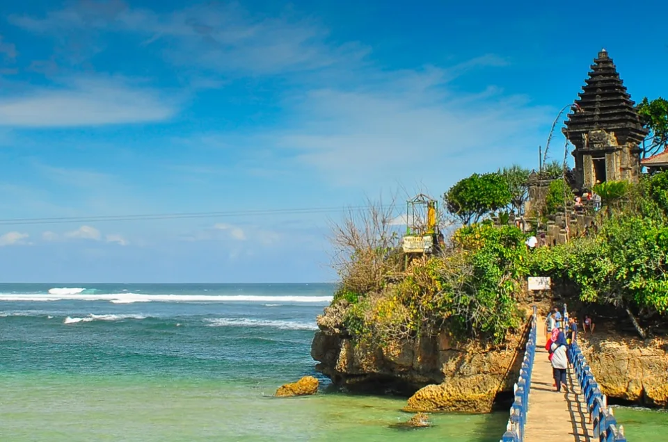 Ini Alasan Pantai Balekambang Malang Selalu Ramai Pengunjung!!