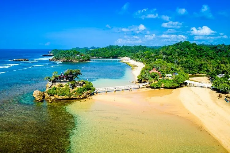 Pesona Keindahan Pantai Balekambang yang Selalu Memikat Hati