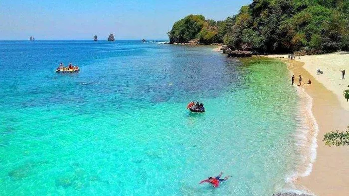 7 Aktivitas Seru yang Wajib Dicoba di Pantai Tiga Warna!