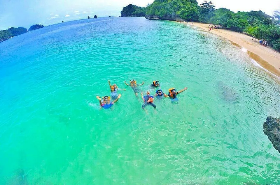 Keindahan Snorkeling Pantai Tiga Warna yang Jarang Diketahui!