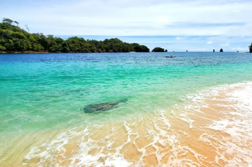 Ternyata Ini Lokasi Pantai Tiga Warna yang Lagi Viral!