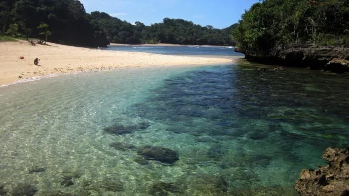 Anti-Ramai Club?, Pantai Malang Ini Cocok Buat Kamu!