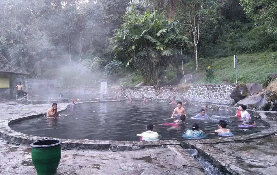 Cuaca Malang Dingin?, Pemandian Air Panas Cangar Bikin Hangat