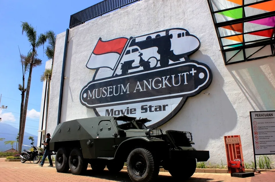 Jelajahi Museum Angkut, Wahananya Gak Cuma Soal Mobil!