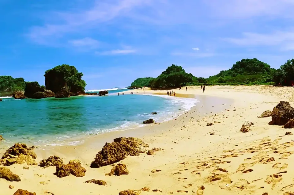 Mengenal Pantai Watu Leter, Keunikan Pantai Alami yang Memikat