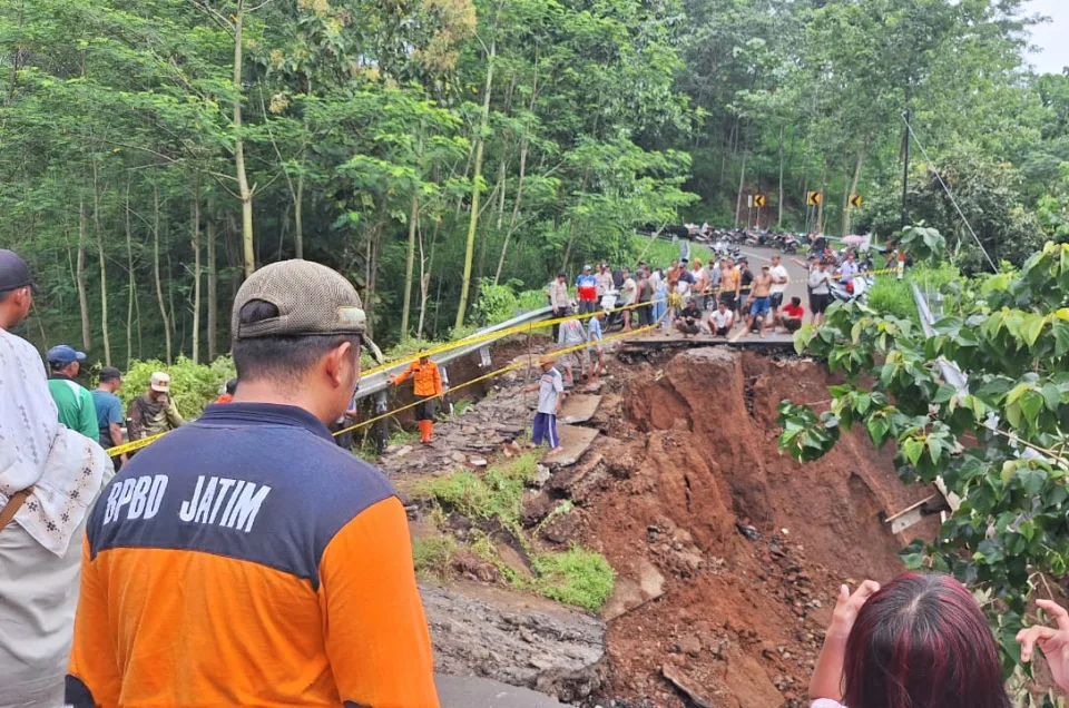 Jalan ke Air Terjun Madakaripura Ambles, Akses Jalan Terputus