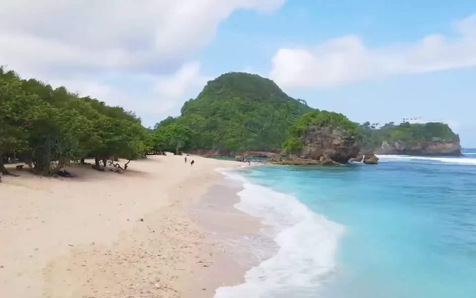 Tiket Masuk Pantai Watu Leter, Murah tapi Viewnya Mahal
