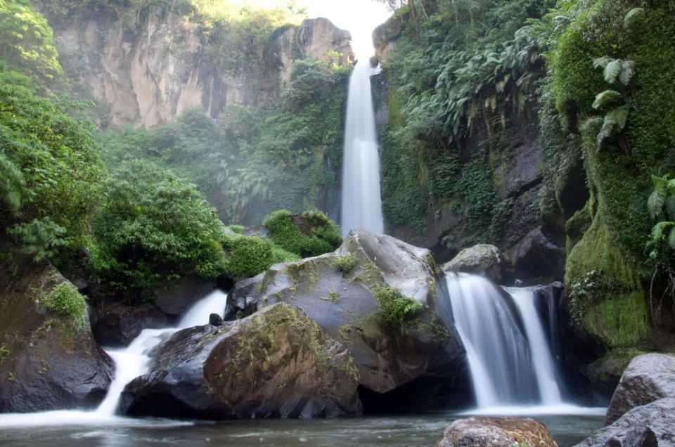 Keunikan Coban Trisula, Air Terjun Tiga Aliran dalam Satu Tebing